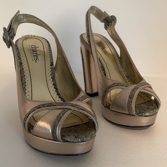 Charles David - Gold Block Heel - Size 5.5 B - Picture 4 of 4